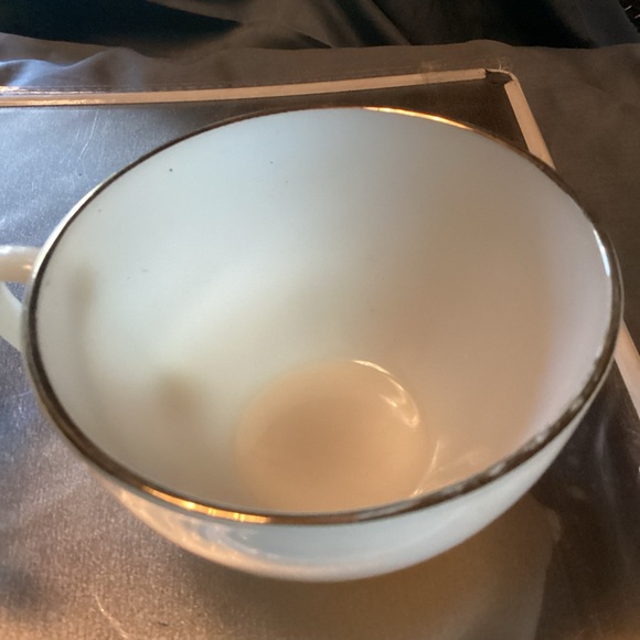 2 pretty coffee cups, gold rim. - Picture 3 of 3